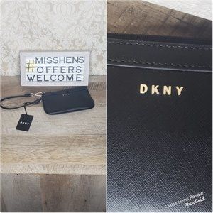 NEW DKNY BLACK LEATHER ZIP CLOSURE WRISTLET